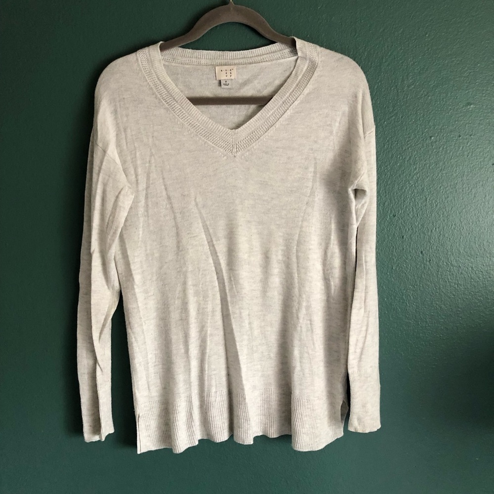 White gray thin v-neck sweater